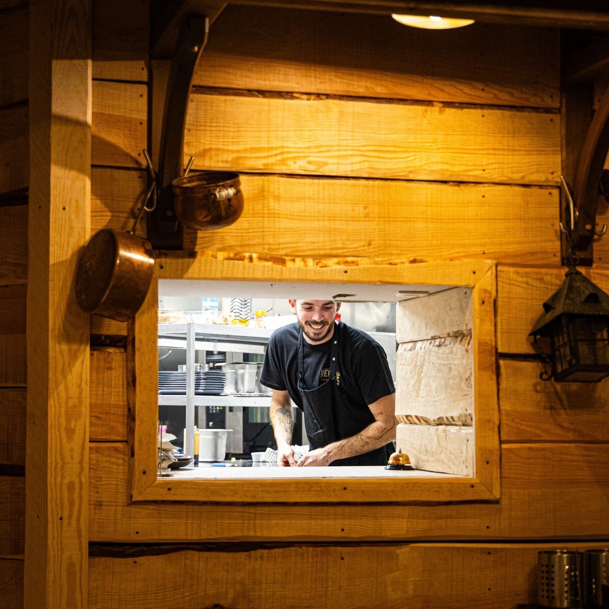 Intérieur chaleureux du restaurant Ty Refuge